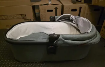UPPAbaby VISTA V2 Reiswieg Groen - Veilig Bedje voor Pasgeborenen, Goedgekeurd voor Overnachten, Gebruikt 6 Maanden