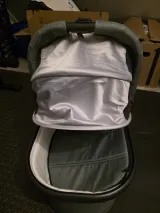 UPPAbaby VISTA V2 Reiswieg Groen - Veilig Bedje voor Pasgeborenen, Goedgekeurd voor Overnachten, Gebruikt 6 Maanden 6