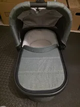 UPPAbaby VISTA V2 Bassinet Groen - Comfortabele reiswieg voor pasgeborenen, geventileerde matras 1
